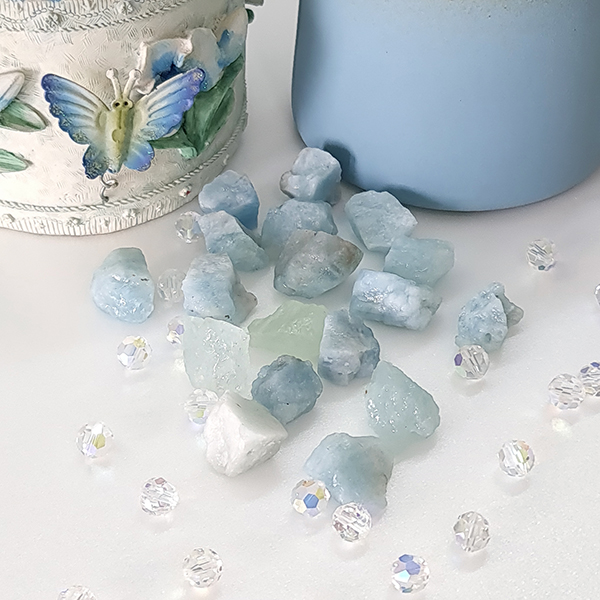 raw aquamarine stones